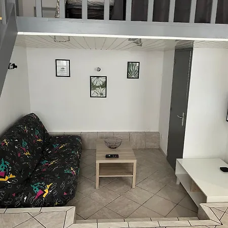 Petite Maison De *